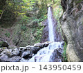 岐阜県養老町の名勝・養老の滝の雄大な直下と清流 143950459