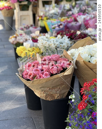 花屋の店先で売られる花 花屋の店先で売られる花 143950510