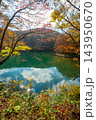 蔵王どっこ沼の紅葉とエメラルドグリーンの水面 143950670