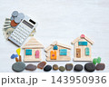 家の模型と電卓とお金 143950936