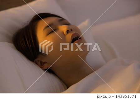 ベッドで眠る女性 ベッドで眠る女性 143951371
