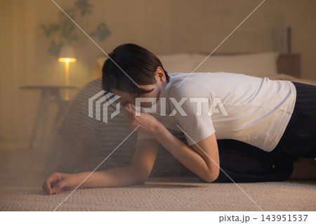 消火器を持って焦る女性 消火器を持って焦る女性 143951537