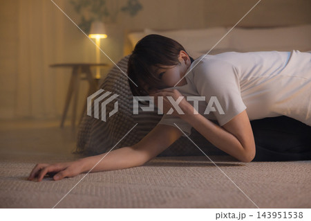 消火器を持って焦る女性 消火器を持って焦る女性 143951538