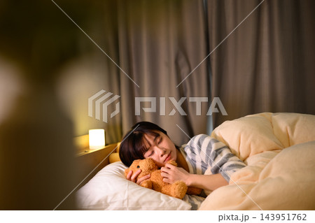 ぬいぐるみと眠る女性 143951762