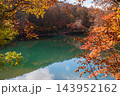 蔵王どっこ沼の紅葉とエメラルドグリーンの水面 143952162