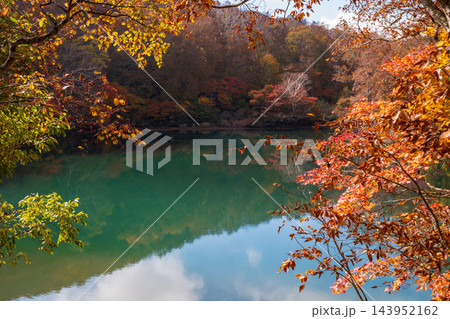 蔵王どっこ沼の紅葉とエメラルドグリーンの水面 143952162