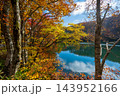 蔵王どっこ沼の紅葉とエメラルドグリーンの水面 143952166