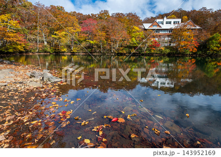 蔵王どっこ沼の紅葉とエメラルドグリーンの水面 143952169