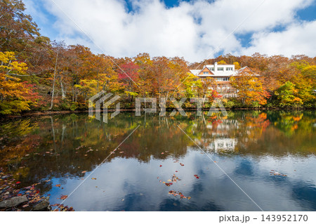 蔵王どっこ沼の紅葉とエメラルドグリーンの水面 蔵王どっこ沼の紅葉とエメラルドグリーンの水面 143952170