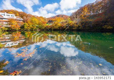 蔵王どっこ沼の紅葉とエメラルドグリーンの水面 蔵王どっこ沼の紅葉とエメラルドグリーンの水面 143952171