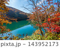 蔵王どっこ沼の紅葉とエメラルドグリーンの水面 143952173