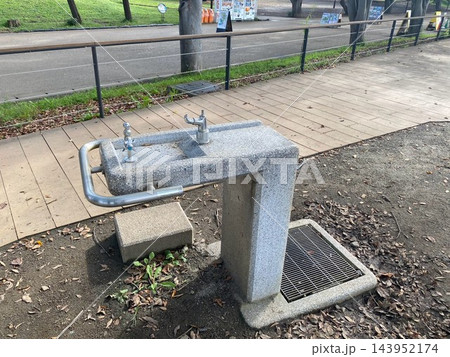 公園に設置されたコンクリート製の水飲み場と手洗い場 143952174