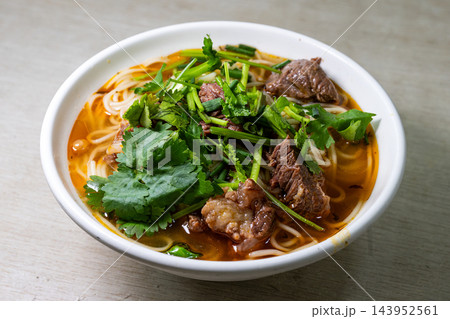 本場中国・重慶の名物グルメ重慶小面「重慶牛肉面」 143952561
