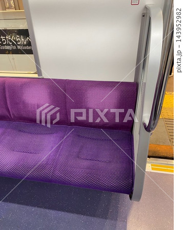 日常の通勤・通学風景 電車内のシートと手すり 143952982