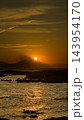 富士山に沈みゆく夕陽 143954170