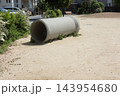 晴れた日の公園に置かれた、昔懐かしいコンクリート製の大きな土管 143954680