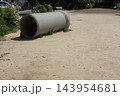 晴れた日の公園に置かれた、昔懐かしいコンクリート製の大きな土管 143954681