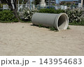 晴れた日の公園に置かれた、昔懐かしいコンクリート製の大きな土管 143954683
