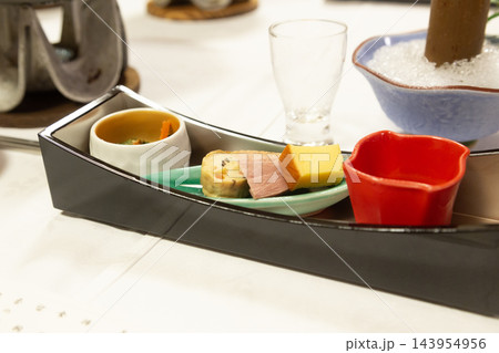 舟形の器に盛られた和食の前菜 舟形の器に盛られた和食の前菜 143954956