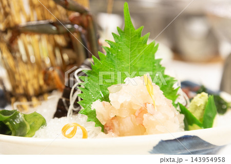 大葉を添えた伊勢エビと刺身の盛り合わせ 143954958