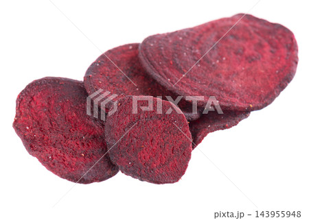 Crispy roasted beetroot chips with sea salt, isolated on white background. Healthy and crunchy natural vegetable snack. Clipping path. 143955948