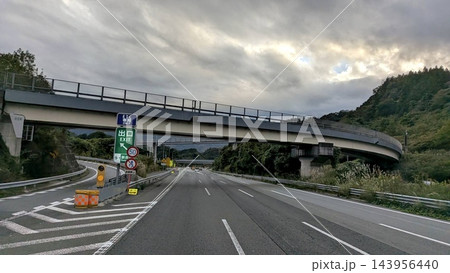 山間部の高速道路にあるETC専用出口と分岐する道路 山間部の高速道路にあるETC専用出口と分岐する道路 143956440