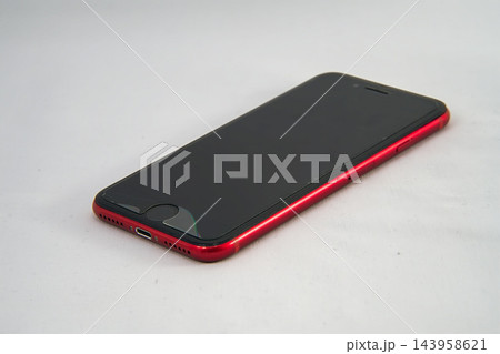 画面保護フィルム付き赤いiPhone 143958621