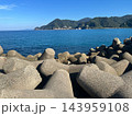 消波ブロックの向こうに広がる青い海と緑の山 晴天の海岸風景 横位置 写真素材 消波ブロックの向こうに広がる青い海と緑の山 晴天の海岸風景 横位置 写真素材 143959108