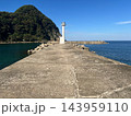 防波堤の先端に立つ白い灯台と消波ブロック 青い海と緑の山 横位置 写真素材 防波堤の先端に立つ白い灯台と消波ブロック 青い海と緑の山 横位置 写真素材 143959110