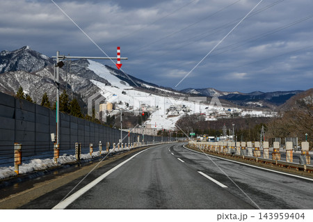 関越自動車道から望む雪山とスキー場の冬景色 143959404
