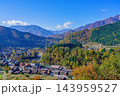 秋晴れの白川郷の絶景と美しい紅葉、歴史ある合掌造り家屋、情緒あふれる旅の情景 143959527