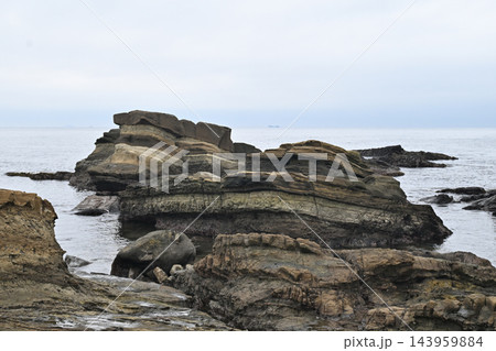 断層の岩畳と海 断層の岩畳と海 143959884