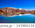 紅葉と冠雪の北アルプスの白馬岳と八方池 143960138
