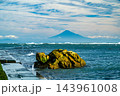 御前崎海岸の亀石と駿河湾に浮かぶ富士山 143961008