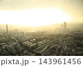 霧に包まれる雨上がりの都心 143961456