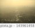 霧に包まれる雨上がりの街 143961458