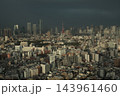 モヤに包まれる雨上がりの摩天楼 143961460