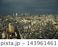 雨上がりの光射し込む都会の風景 143961461