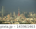 雨上がりのモヤに包まれる摩天楼 143961463