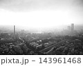 霧に包まれた都心の雨上がりの風景 143961468