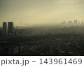 モヤに包まれる摩天楼 143961469