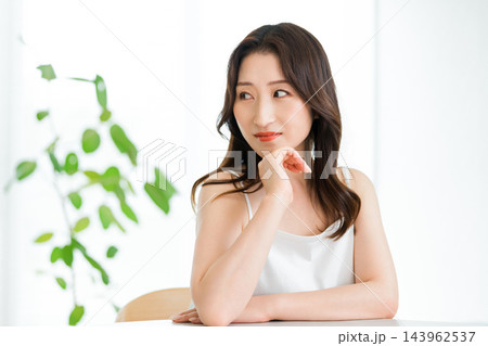 顎に手を添えてくつろぐ女性の美容ポートレート。 143962537