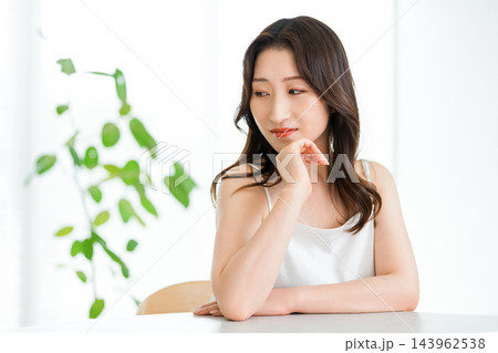 顎に触れる女性の落ち着いたビューティー。 143962538