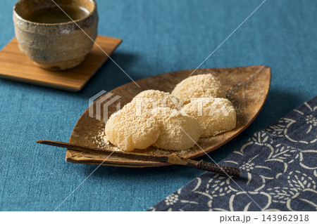 木の葉型の皿に盛られたきな粉餅とお茶 143962918