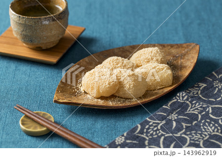 木の葉型の皿に盛られたきな粉餅とお茶 143962919