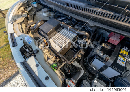 新品のエアーフィルター 軽自動車のボンネットの中 新品のエアーフィルター 軽自動車のボンネットの中 143963001