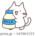 牛乳瓶をもつかわいいキャラクターの白ねこ(手描き) 143963155