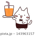 オレンジジュースをトレーで運ぶかわいいウエイトレスのキャラクター猫 143963157