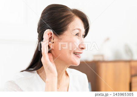 補聴器を付けた熟年女性 143965305