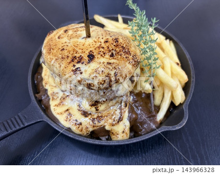 カレー　ハンバーグ　スキレット 143966328